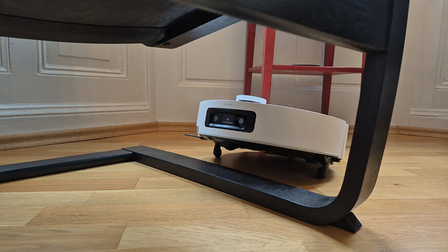 Der Dreame Aqua10 Ultra Track überwindet eine hohe Kante im Test.